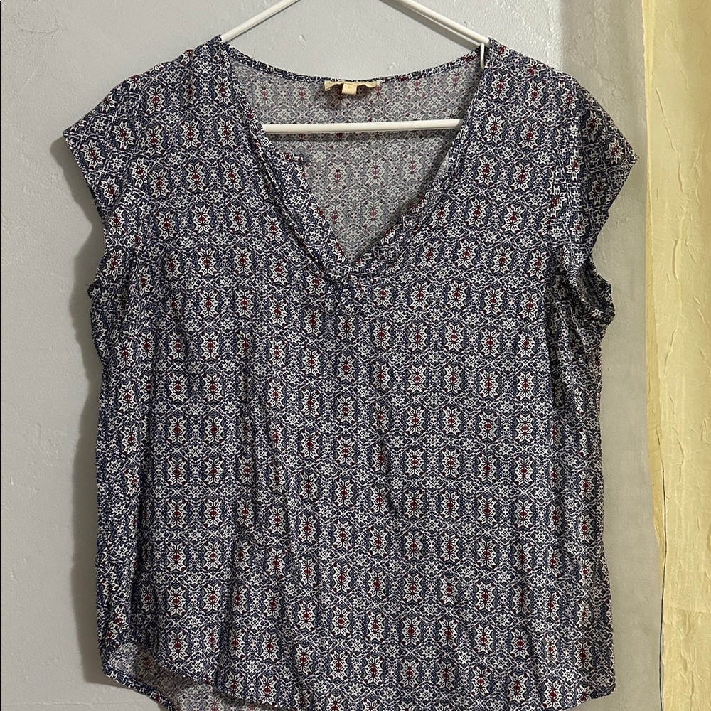 Lucy & Laurel Blue and White Geometric Top